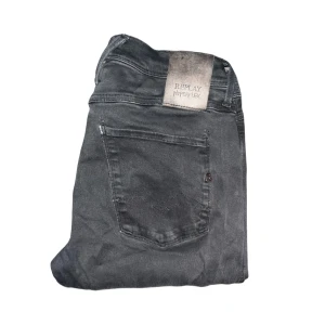 Replay Hyperflex jeans - Svarta Replay Hyperflex jeans med slim fit och klassisk femficksdesign. Jeansen har stretchigt material för extra komfort och en snygg, smal siluett. STORLEKSLAPPEN ÄR BORTA jag bedömer storleken till W30 och L32 baserat på måtten så kolla dom noggrant . Ifall det inte finns någon bild i annonsen där jag bär plaggen jag säljer så är det för att jag ej kan ha storleken heller passformen, så kolla måtten för storlek och googla på modellnamnet för passform 😉