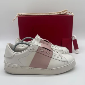 VALENTINO OPEN - Valentino open - Skick: 9/10 - Storlek 39 - Tillbehör: Box & Dustbag & Kort & Extra snören - Nypris 7700kr - Hör av dig vid minsta fundering