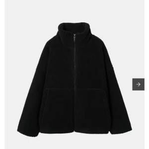 Carin Wester teddyjacka - Säljer den populära teddyjackan från carin wester! Köpte för en vecka sen från åhléns, men har aldrig använt den. Tog bort prislappen därför jag säljer