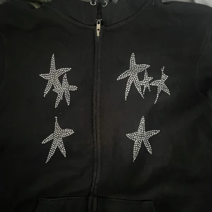 Yung Lean Sad Boys hoodie svart L - Svart hoodie från Yung Lean Sad Boys Scandinavian Tour 2021. Går inte att få tag på längre