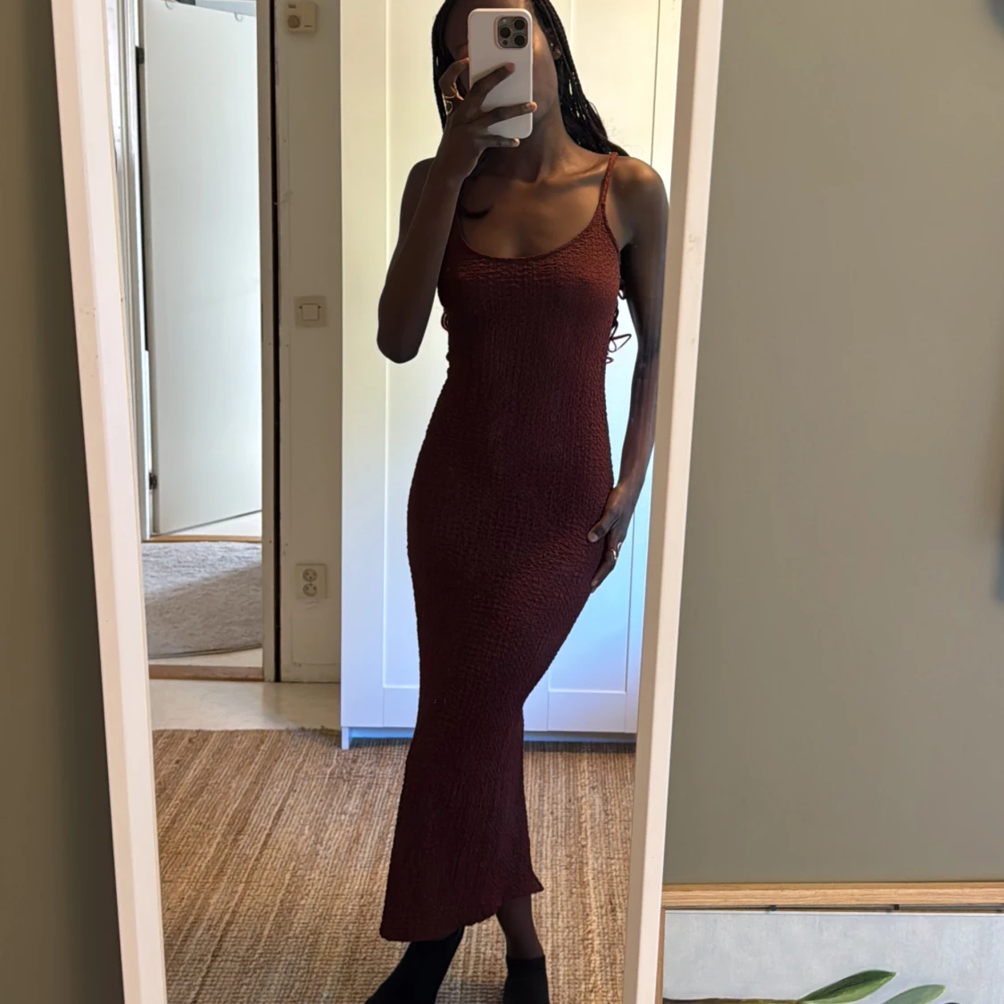 Vinröd långklänning med smala axelband - 1