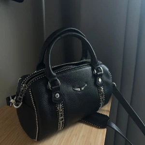 Svart handväska - sunny studs bag xs, väskan är ej äkta dav priset 💕