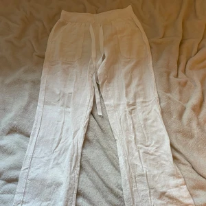 Vita linnebyxor  - Snygga vita tunna linnebyxor. Pris kan diskuteras🙏står XS men passar mig som är S