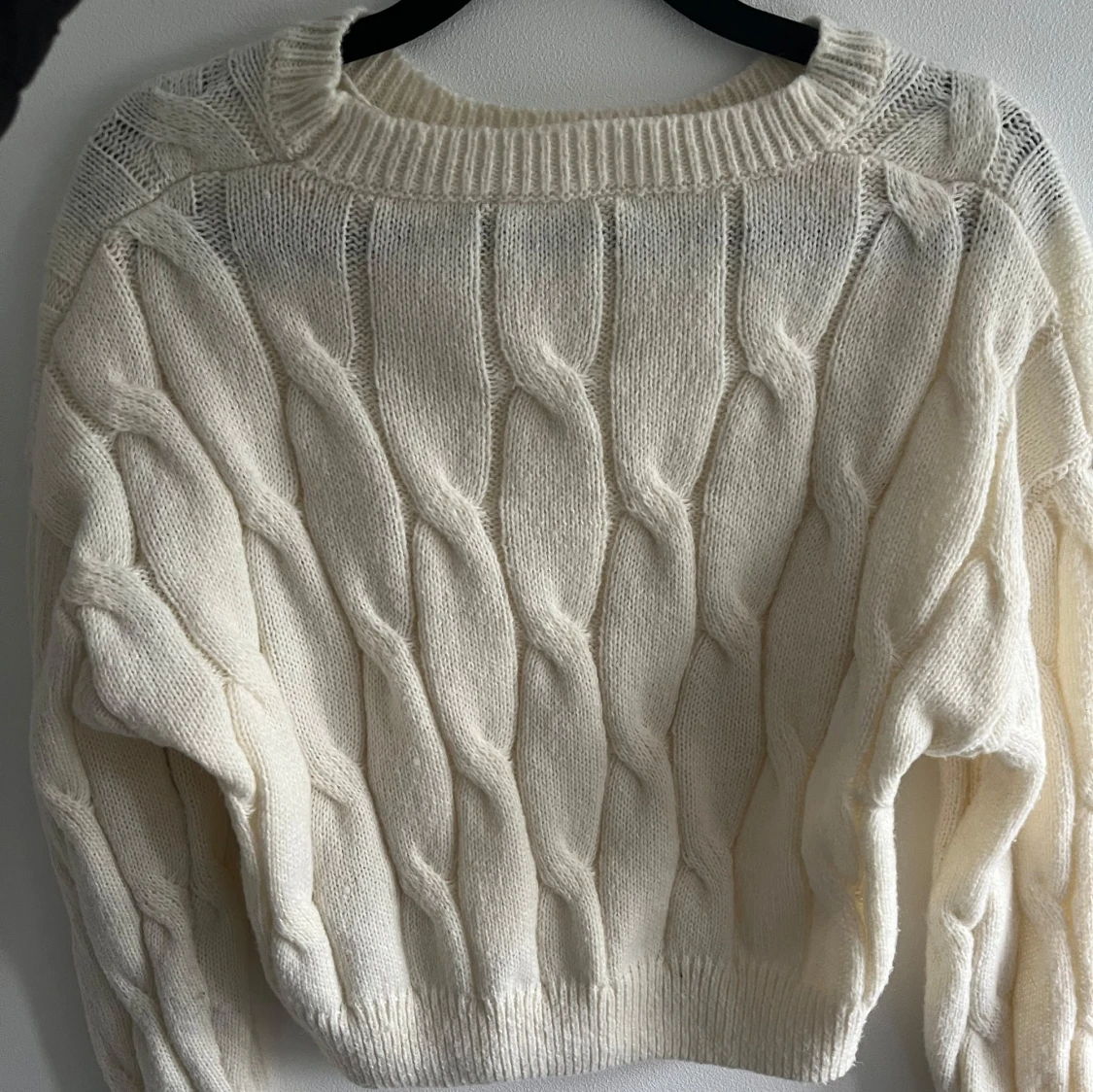 Vit kabelstickad tröja