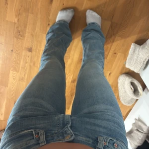 Levis 527 bootcut jeans ljusblå - Säljer ett par jeans i ljusblå tvätt med bootcut passform och låg midja. Klassisk femficksmodell med dragkedja och knapp framtill. Jeansen är i mjukt denimtyg och har en snygg, avslappnad look.