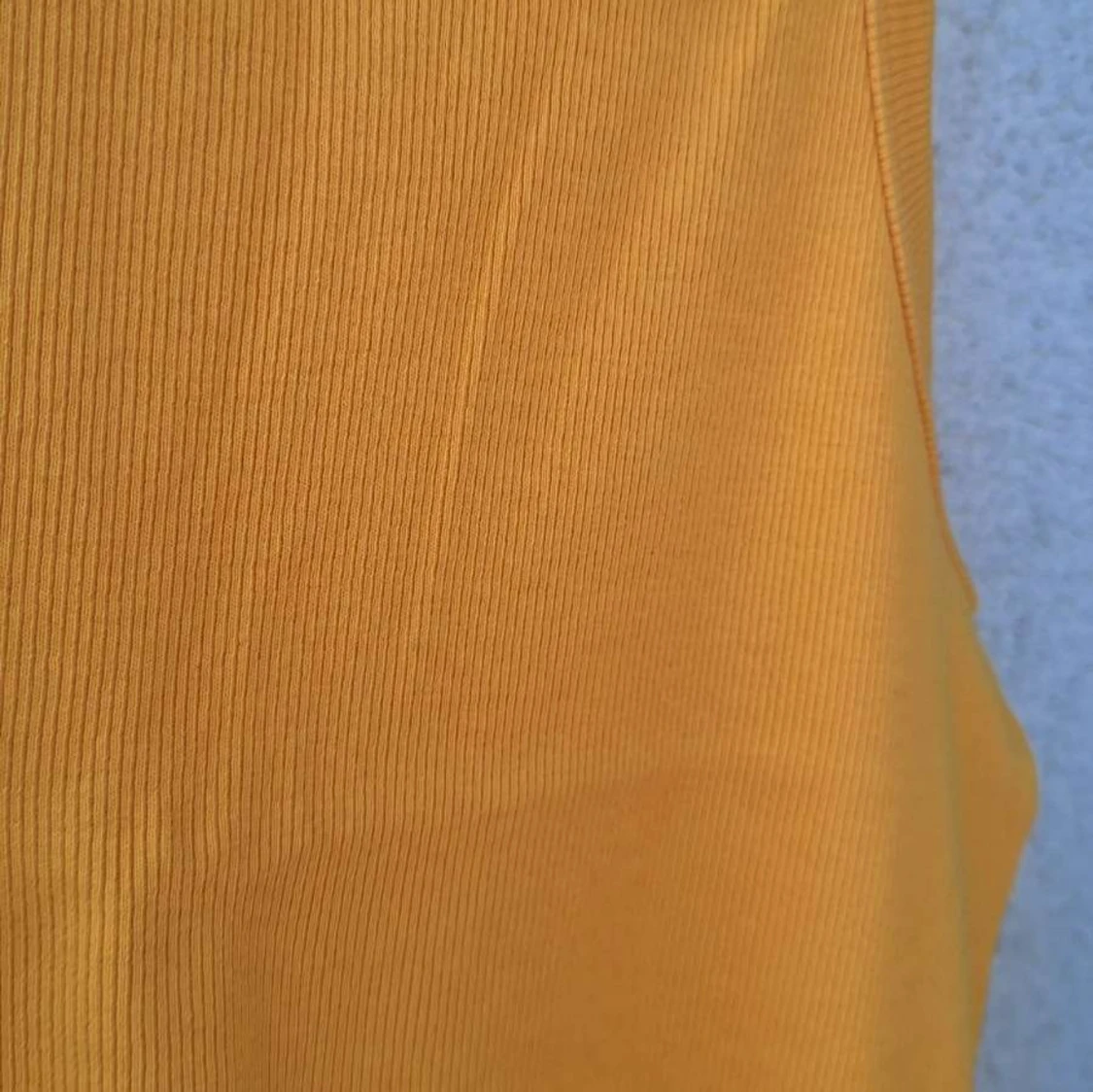 Ribbad gul linnetopp från Gina Tricot  - 2