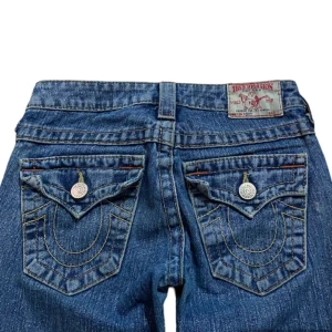 True religion jeans  - Säljer dessa snygga lågmidjade true religion jeansen som är bootcut, då dem tyvärr har blivit försmå för mig.❤️