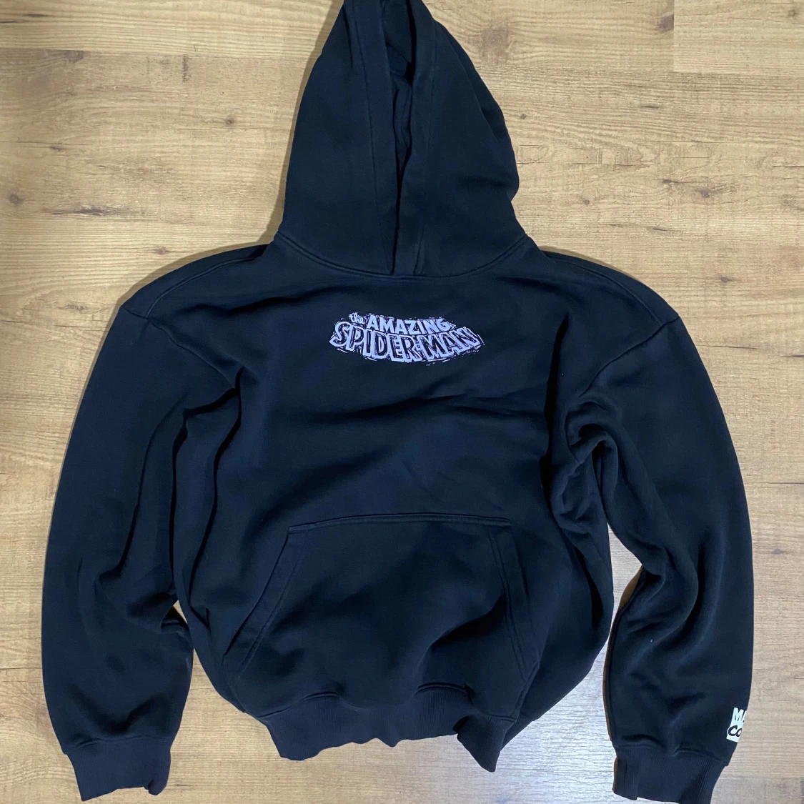 Svart Spiderman hoodie från H&M