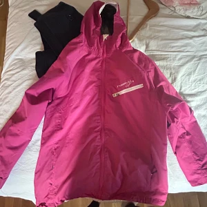 Rosa vindjacka från Rosetti Riding - Snygg vindjacka från rosetti riding, hänget på dragkedjan är borta se sista bild. Men den fungerar fortfarande utmärkt att stänga