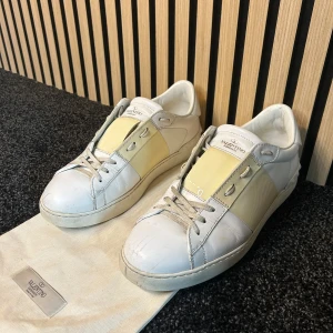 Valentino open 41-42 - Valentino open | Skick 8/10 | Skor och dustbag medföljer | Hör gärna av dig vid minsta fundering! Buda gärna! Vill bli av med dom:)