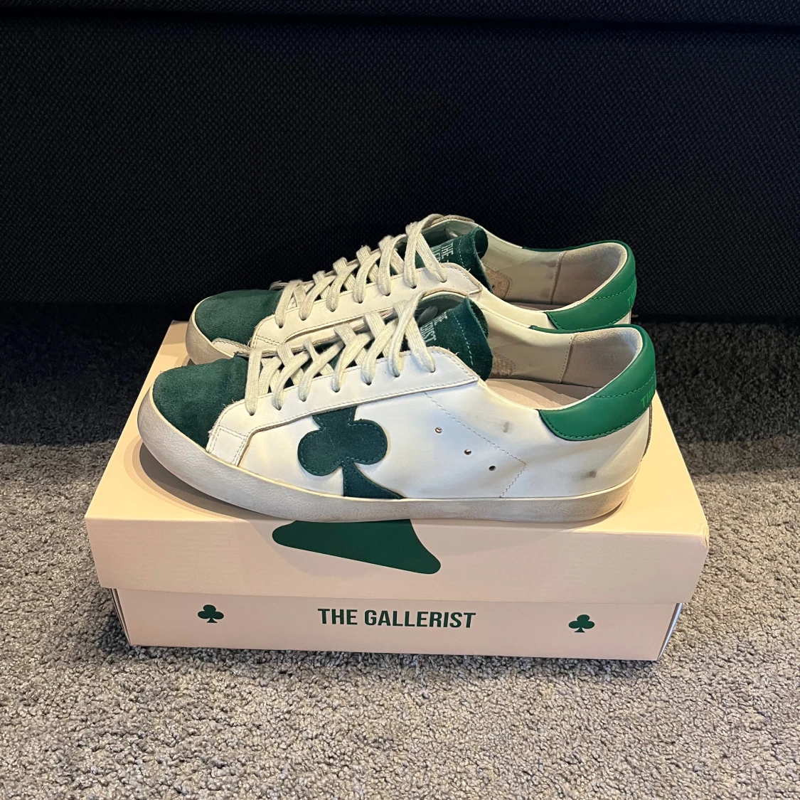 The Gallerist vita och gröna sneakers