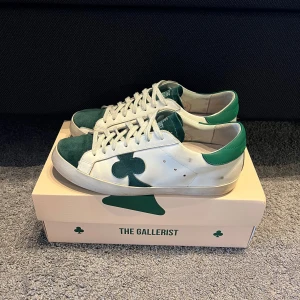 The Gallerist vita och gröna sneakers - Hej! Säljer nu mina sjukt snygga the gallerist skor! Skorna är i riktigt bra skick och allt og ingår! Tveka inte att höra av er vid funderingar! Pris går att diskutera vid snabb affär! 