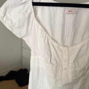 Söt blus - Vit söt blus som tyvärr inte kommit till användning så mycket, inga tecken på användning🥰