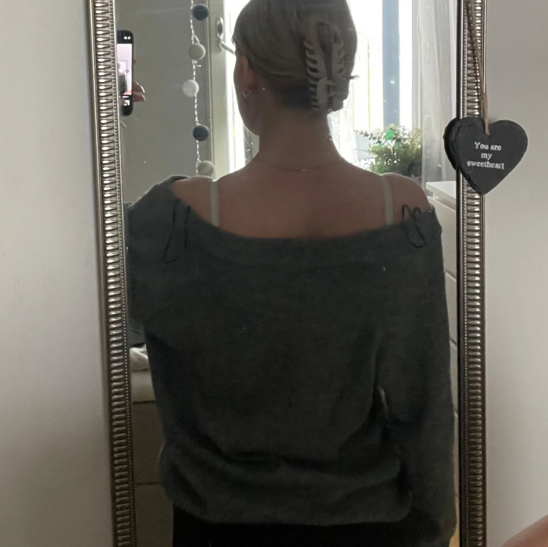 Grå offshoulder stickad tröja - 1