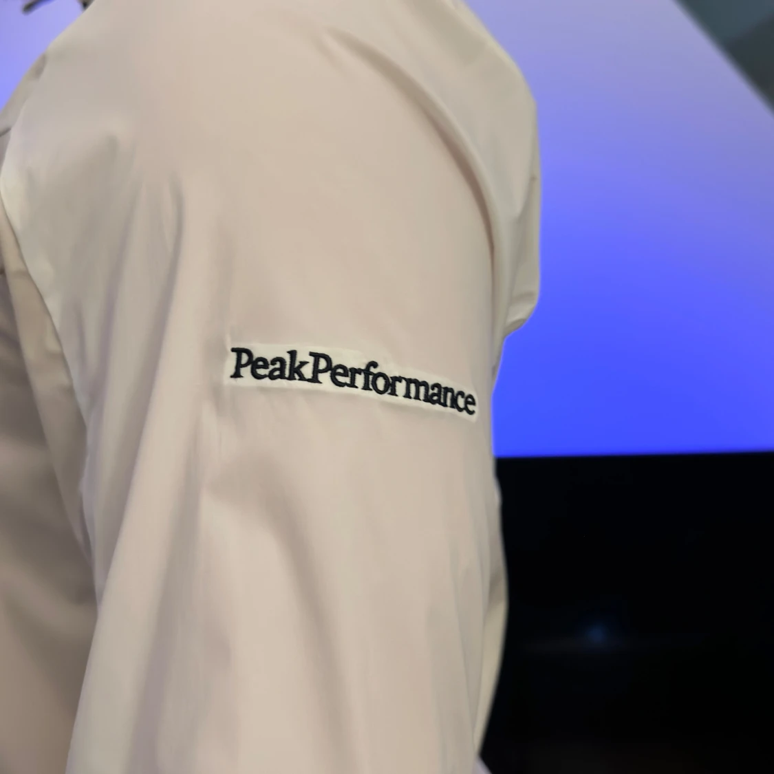 Beige vindjacka från Peak Performance - 3