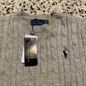 Grå stickad tröja Polo Ralph Lauren - 👕 Ralph Lauren tröja – grå ✨ Klassisk och stilren design 🩶 Snygg grå färg som passar till allt 👌 Skön passform och bra kvalitet 📏 Storlek: S men passar även XS 💸 Pris kan diskuteras