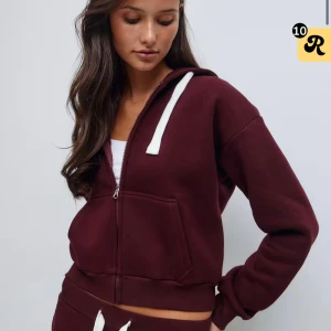 ”Russe” hoddie från gina helt slutsåld - Säljer en vinröd hoodie med vit snörning och dragkedja framtill. Tröjan har huva, långa ärmar och en stor ficka på magen. Perfekt för en chill och avslappnad stil.