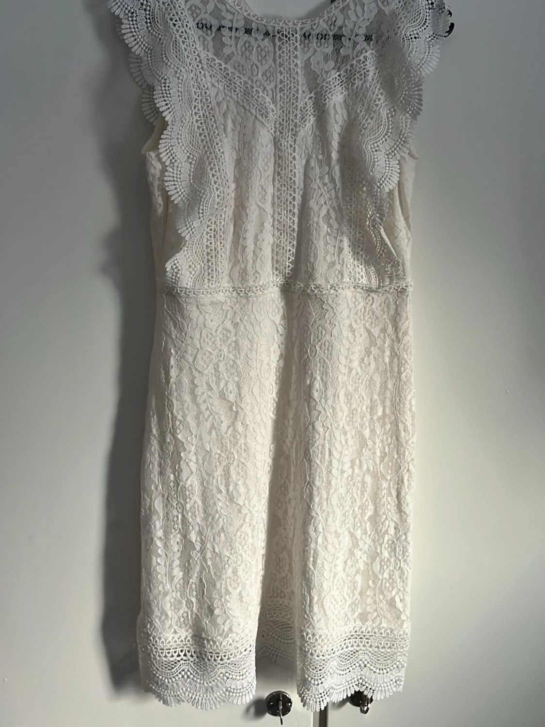 Vit spetsklänning med volangdetaljer