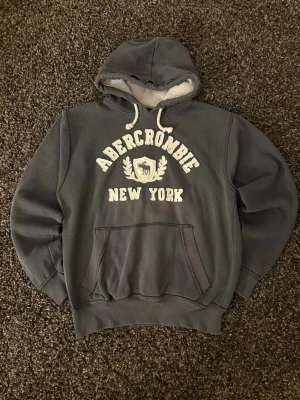 Abercrombie & fitch hoodie-sällsynt  - Säljer nu denna Sällsynta Abercrombie & fitch hoodien | st M | Eftertraktad | skick 8/10 | obs kan gå ner i pris vid snabb affär! 
