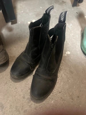 Svarta ridskor  - TVÄTTAS INNAN SKICKNING!!! Svarta ridskor väldigt bekväma 