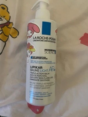 La Roche-Posay Lipikar Baume Light ansiktskräm  - La Roche-Posay Lipikar Baume Light AP+M är en vit, lätt balm i pumpflaska på 400 ml. Förpackningen är dekorerad med söta My Melody-klistermärken. Produkten är parfymfri och passar torr, känslig hud. Innehåller Microbiome Science och lugnande ingredienser. Ca 200 ml kvar