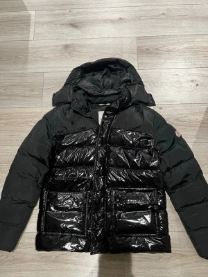 Svart glansig pufferjacka Moncler - Oanvänd 