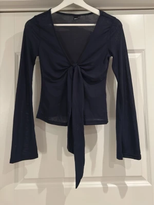 Toppar - Säljer en fin topp från Gina med knyt i mitten💕Den är använd nån enstaka gång. skriv för fler bilder💕