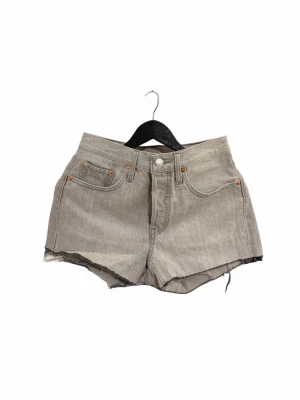 Levis Grå denimshorts med rå kant - Säljer ett par gråa denimshorts med hög midja