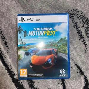 The Crew Motorfest PS5 - The Crew Motorfest till PS5 är ett fartfyllt racingspel där du utforskar, tävlar och samlar bilar i en öppen värld inspirerad av Hawaii. Spelet och fodralet är i mycket gott skick, utan synliga repor eller skador. Perfekt för bilentusiaster och fans av racinggenren.