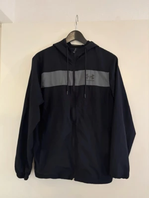 Under armour  - Under armour windbreaker jacka använd några gånger men annars jätte fin jacka 