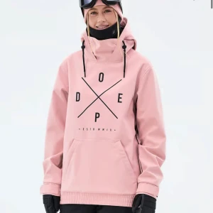 Rosa skid/snowboardjacka från Dope - Säljer en rosa snowboard/skidjacka från Dope med stor huva och snörning. Jackan har svart tryck framtill, dragkedjor i sidorna och en stor magficka. Det finns även ficka för liftkortet. Köptes för några år sedan men är endast använd fåtal tillfällen så mycket bra skick!☺️💞