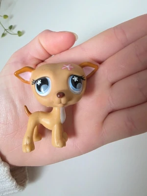 Littlest pet shop - Littlest Pet Shop LPS #498 Greyhound Dog Purple Flower Eye. Den är i generation 2, vilket gör den mer värd. Finns fler i min profil för samfrakt.