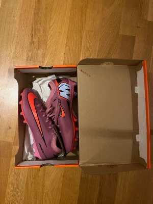 Fotbollsskor, ZM Vapor 16 Pro AG-Pro  - Helt nya fotbollsskor, köpte i november och inte användes. Säljer för att dem är för små för mig. 