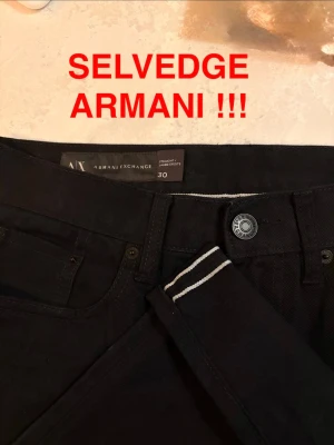 Armani exchange selvedge jeans - Säljer sjukt snygga jeans från armani exchnge höstkollektion 2014. De är i grymt grymt skick. Jeansen är selvedge med väldigt många sådana detaljer, självklart inklusive selvedge-id. Måtten är: Midja: 39 cm Höft: ca 26 cm Benöppning: 19cm Innerben: ca 80 cm Felmarginal: +- 1cm