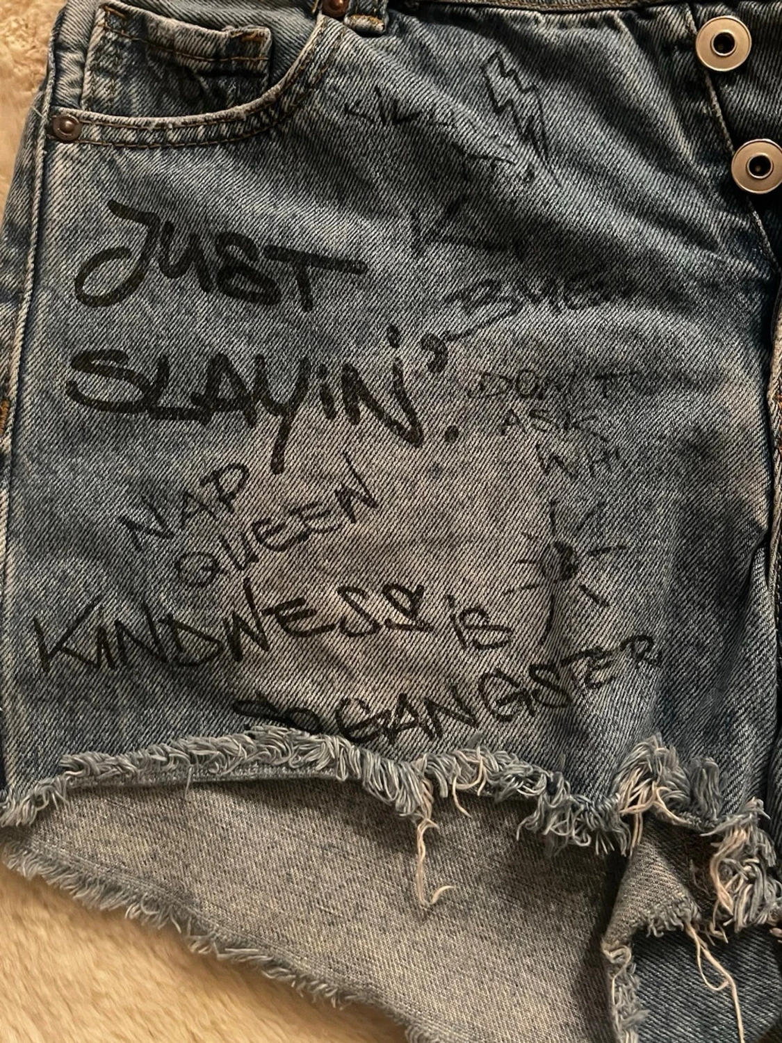 Blå jeansshorts med graffiti-tryck - 2