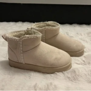 Beige och vita vinter skor - Sköna veoge och vita vinter skor💗🤩