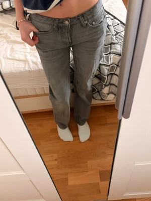 Grå straight jeans💞 - Säljer ett par grå jeansbyxor från lager 157 i storlek XXS, de har raka ben och färgen är en snygg mellangrå ton💞💞 Innerbenslängd:80cm    Waist:76cm