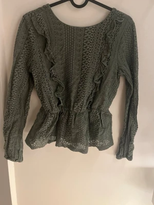 Grön blus - Grön blus som går in i midjan