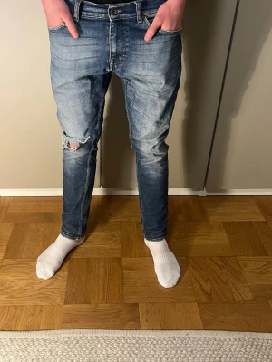 Tiger of Sweden jeans - Säljer dessa sjukt snygga jeans från Tiger of Sweden✨ | Skick: bra (större hål/slitning på höger knä) | Storlek: 30/32 | Passform: Slim | Hör av dig vid minsta fundering🤝🫡