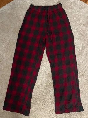 Pyjamasbyxor Lexington - Röda pyjamasbyxor från lexington i använt men gott skick, något urtvättade. 100% bomull.