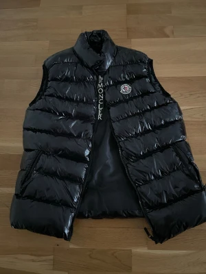 Moncler väst - Den är i väldigt bra kondition pågrund av jag bara använt den några gånger med den är för stor för mig så ska istället sälja den