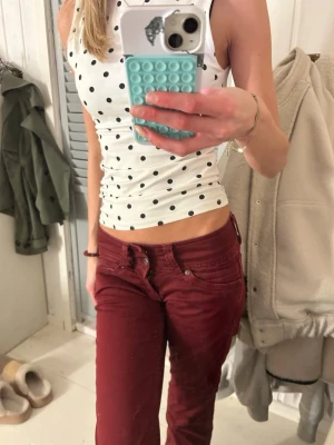 pepe jeans - Säljer ett par vinröda jeans från Gina Tricot med regular fit och straight leg. Byxorna har regular waist, klassiska fem fickor och snygga sömdetaljer på bakfickan. Materialet är mjukt och stretchigt, perfekt för en chill och stilren look.