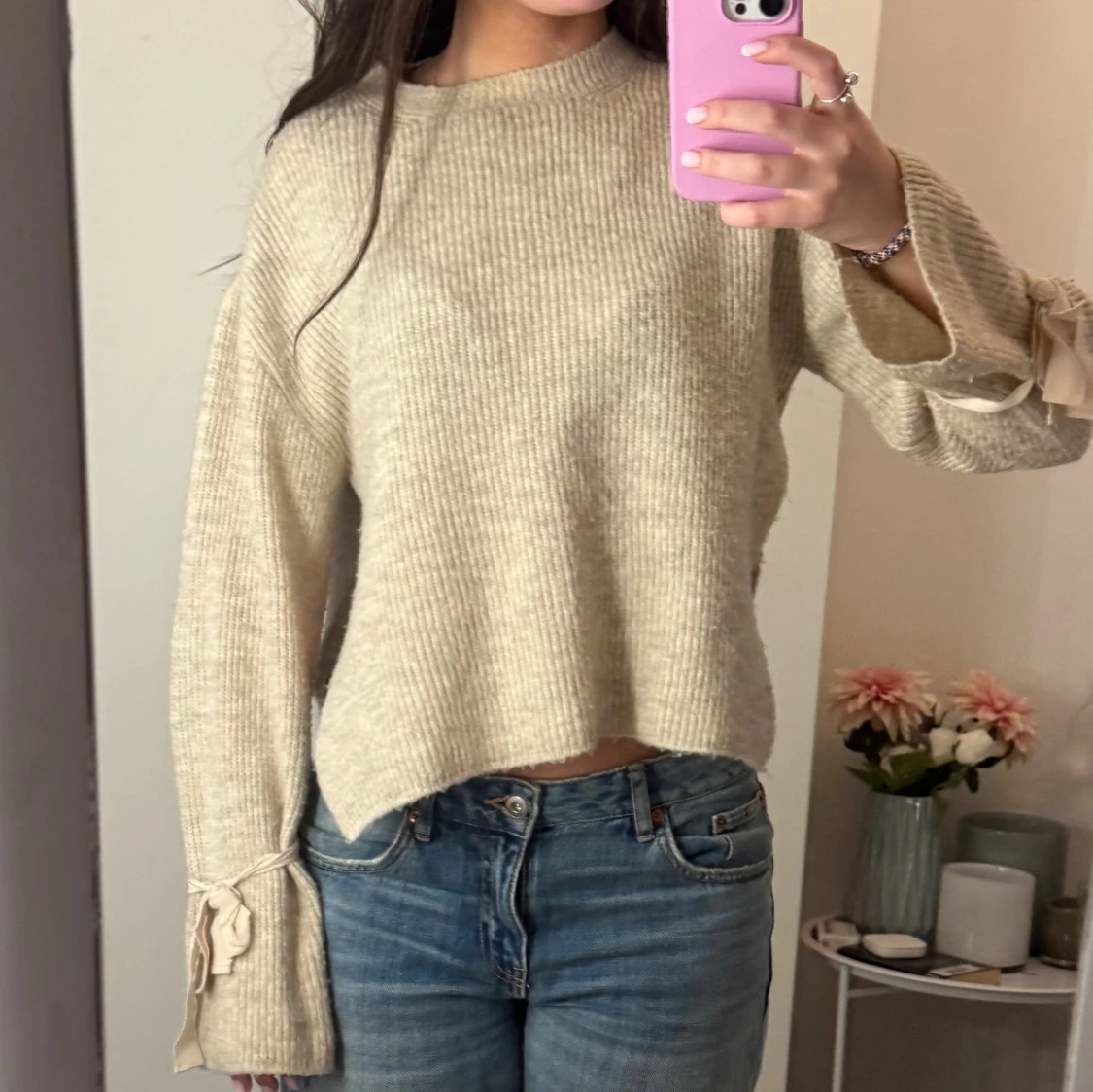 stickad tröja med rosetter