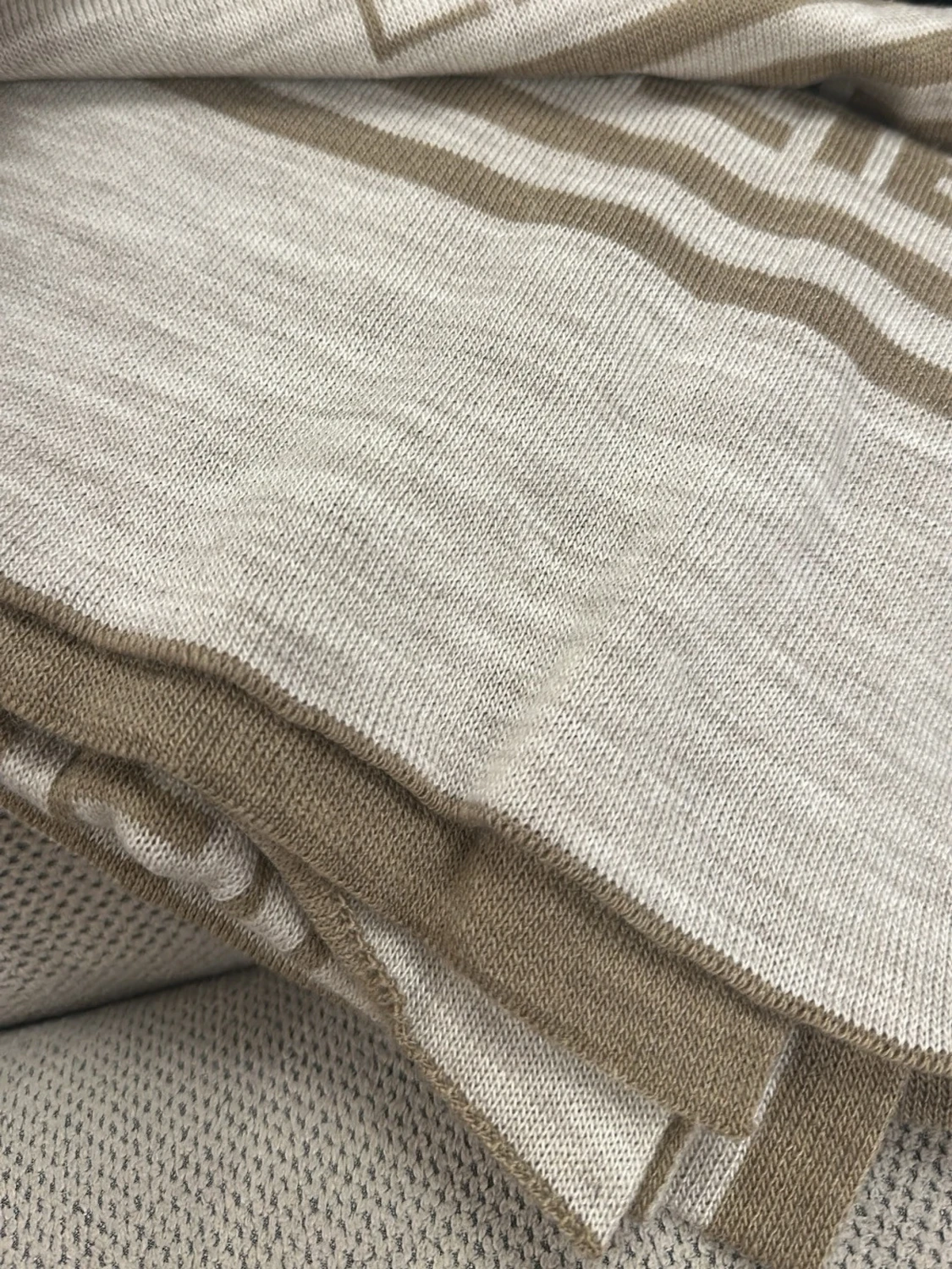 Beige stickad väst med mönster från Fendi - 1