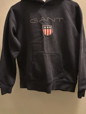Hoodie Gant  - Säljer en mörkblå hoodie Gant 