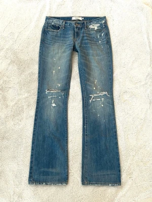 Abercrombie & fitch lågmidjade jeans  - Ett par lågmidjade jeans från Abercrombie & fitch i storlek 2 vilket motsvarar ungefär en vanlig S. Rakt över midjemått: ca 38cm. Innebenslängd: ca 79cm. Retur (80%) ✅. Jag fraktar inom 24h. Se liknande plagg i min profil!