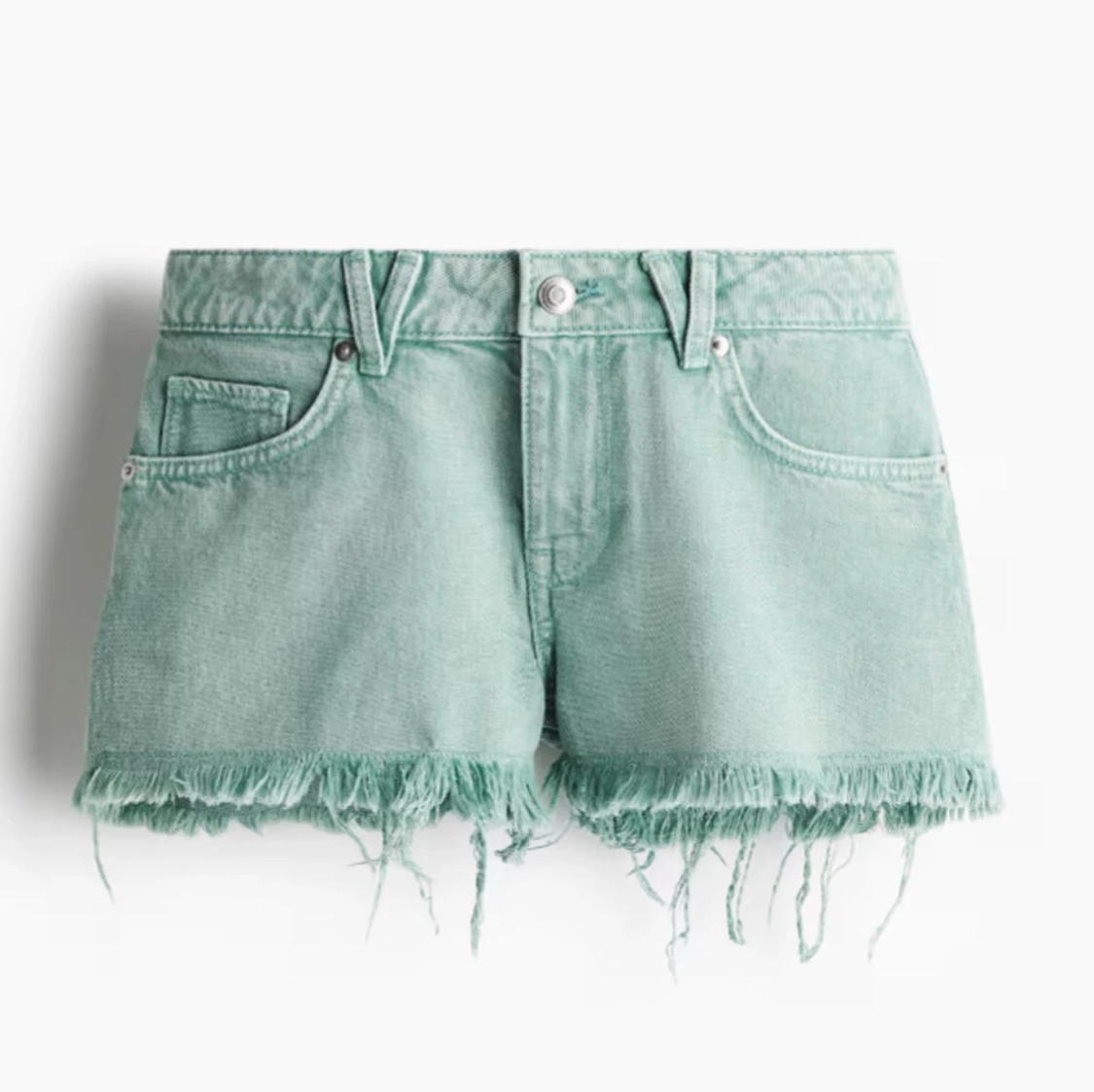 Lågmidjade jeansshorts med fransar - 4