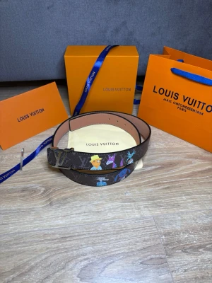 Louis V bälte - Helt ny svart Louis V bälte med figurer. Finns fler spännande artiklar på profilen!!