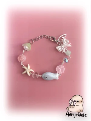 Armband - Handgjord av mig! Kontakta gärna innan du trycker på köp nu💗 #coquette #anime #kpop #deco #kawaii #trinket #studioghibli #shoujo #manga #emo #alt #cute #grunge