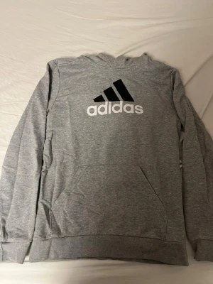 Adidas hoodie S - En grå Adidas hoodie storlek S. Knappt använd och riktigt snygg o varm. Passar perfekt för kyliga skoldagar